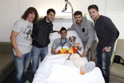 Puyol, Cesc, Piqué y Fontàs,  durante su visita a Villa, al que llevaron la Copa del Mundial de Clubes.