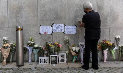 Una mujer deposita unas flores, en recuerdo al duque de Edimburgo, frente a la embajada del Reino Unido en Hong Kong.