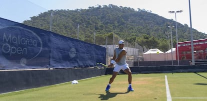 Nadal, durante el entrenamiento de este lunes en Santa Pon&ccedil;a.