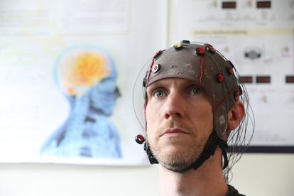 Un estudiante prueba una interfaz cerebro-máquina en la Universidad de Ulster.