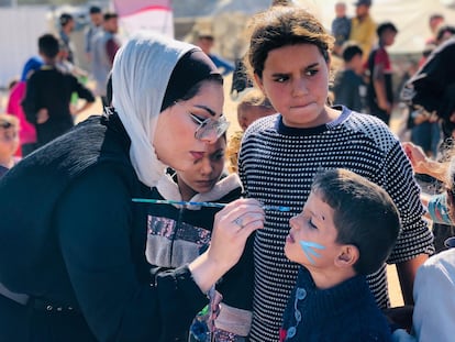 Kholoud Shawish (izquierda), en una actividad lúdica con niños desplazados en un campo del centro de la franja de Gaza, en noviembre de 2024.