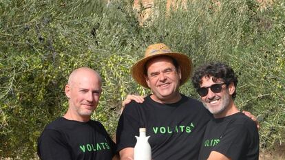 Carlos Ferrando posa junto al cocinero Jordi Morera y el empresario Rafa Muñoz