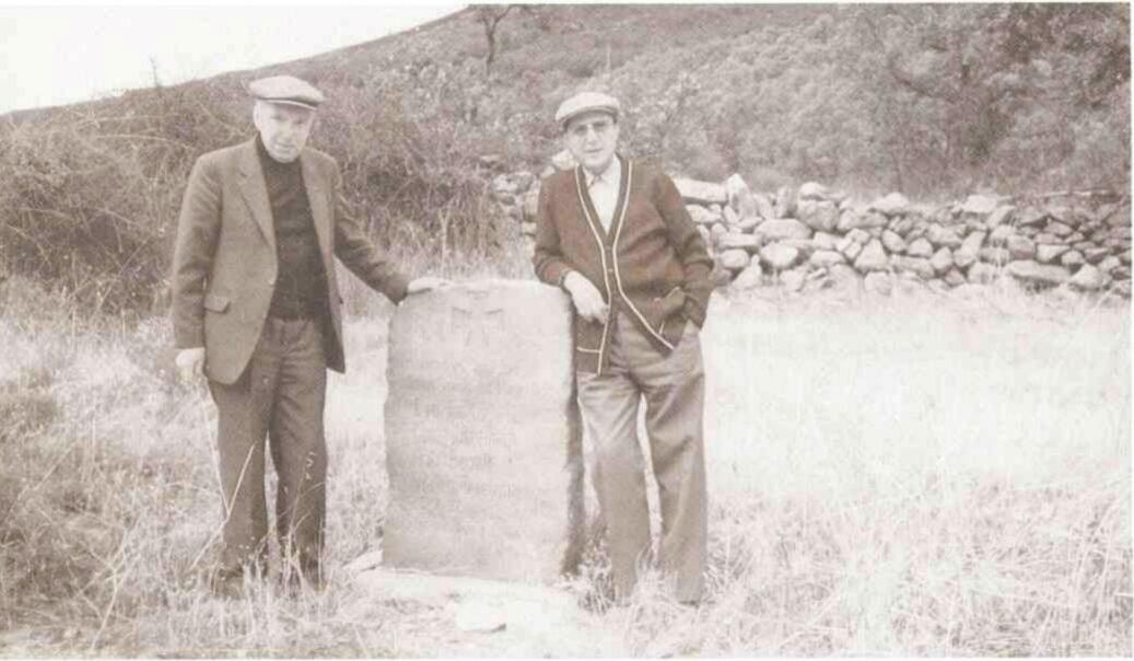 El aviador ruso Mijaíl Yakushin, a la izquierda, junto a su mecánico José Alares, en el monolito expoliado en recuerdo de la tripulación del Junkers, en una imagen sin fechar.