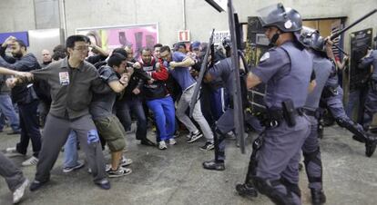 Trabajadores del metro de São Paulo, con la policía.