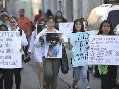 Mujeres se manifiestan en Ciudad de México por el asesinato de Fátima, una niña de siete años cuyo cuerpo fue hallado con signos de tortura.