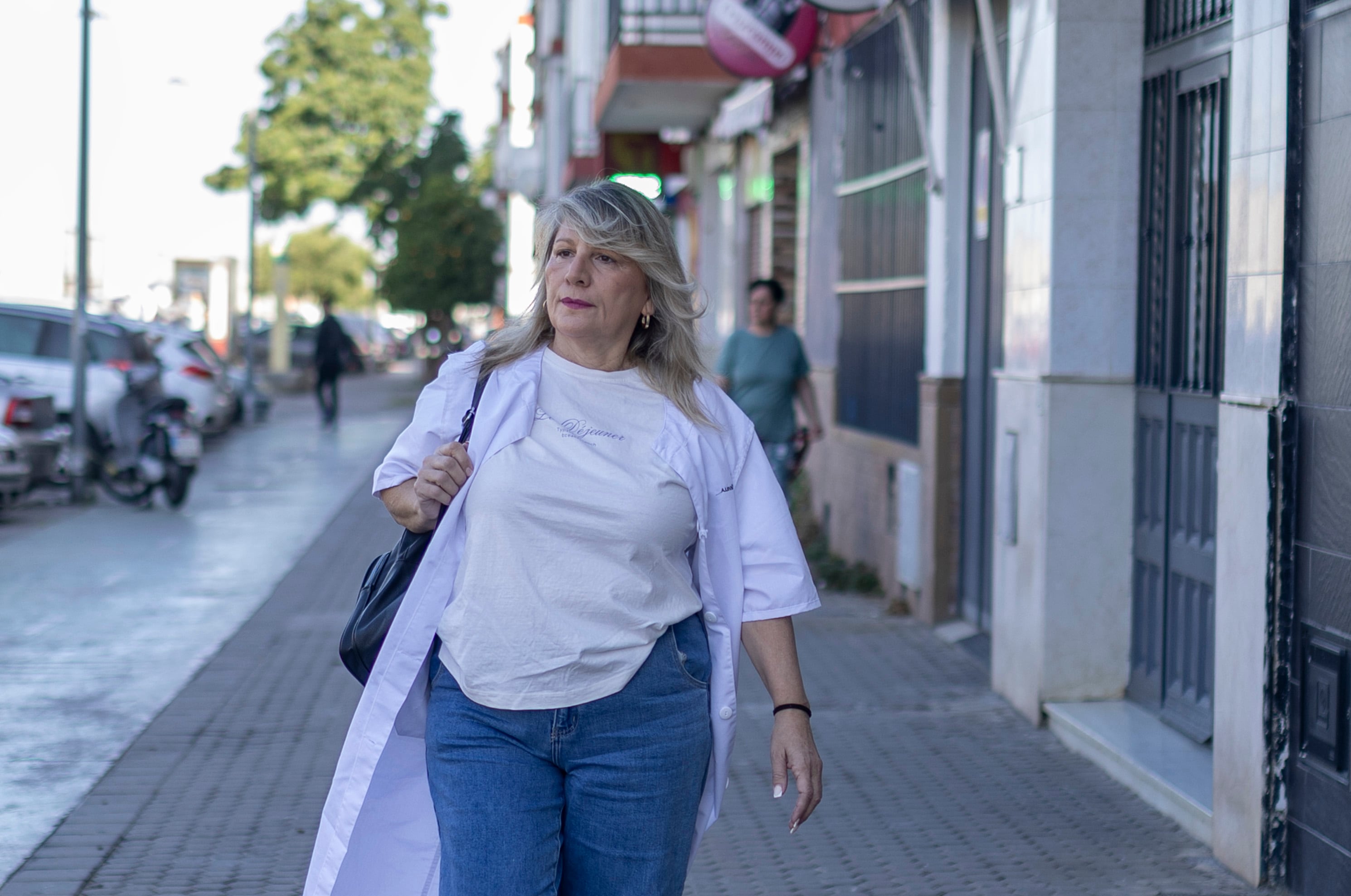Ana Richarte, trabajadora del servicio de ayuda a domicilio, de camino al trabajo, el pasado jueves en Sevilla.