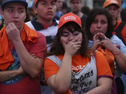 Seguidores de Daniel Scioli lamentan este domingo el resultado electoral en un acto en la Plaza de Mayo de Buenos Aires.