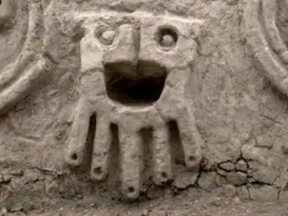 La pieza en la que se representan cabezas humanas y serpientes fue descubierta en el yacimiento de la Ciudad Agropesquera de Vichama en la provincia de Huaura, al noroeste del país
