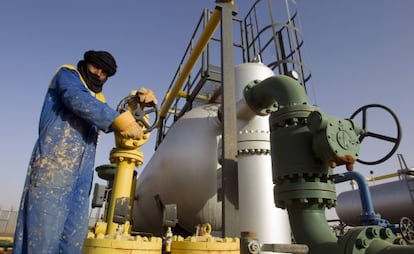 Un operario ajusta un conducto en la planta de gas de In Amenas, reabierta hoy.