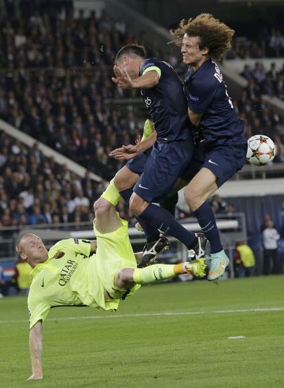 Thiago Motta del Paris St Germain y David Luiz ante Jeremy Mathieu de Barcelona. 