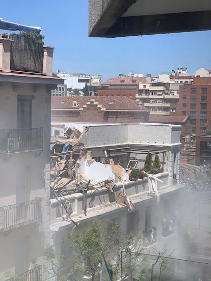 Imagen del ático situado en la calle de General Pardiñas esquina con Ayala tras la fuerte explosión registrada en el barrio de Salamanca, Madrid.