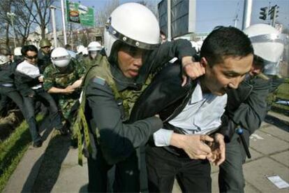 Policías kirguizos detienen a manifestantes en Bishkek.