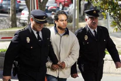 Eric Javier Velastegui, cuando fue conducido a la Audiencia Provincial de Madrid para ser juzgado.