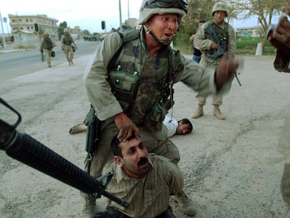 Un infante de marina estadounidense detiene a un prisionero de guerra iraquí, el 14 de abril de 2003 en Tikrit.