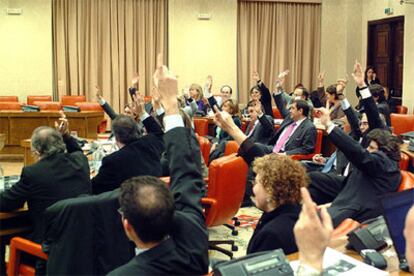 Representantes de fuerzas políticas catalanas levantan sus manos en una de las votaciones del debate del Estatut.