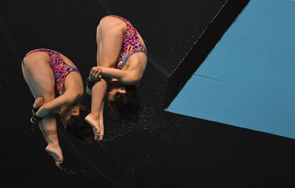 Las japonesas Matsuri Arai y Minami Itahashi realizan su ejercicio en la prueba de salto sincronizado durante los Juegos Asiáticos, en Yakarta (Indonesia).