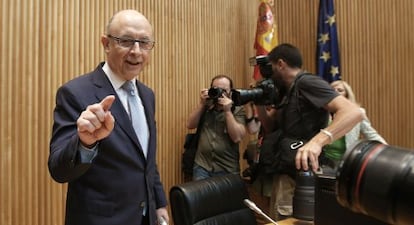 El ministro de Hacienda, Cristóbal Montoro, durante la rueda de prensa ofrecida tras la presentación de los presupuestos generales del Estado 2016.