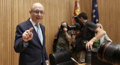 El ministro de Hacienda, Crist&oacute;bal Montoro, durante la rueda de prensa ofrecida tras la presentaci&oacute;n de los presupuestos generales del Estado 2016.