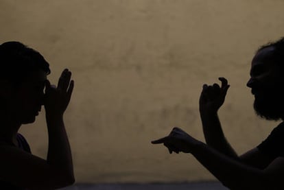 Dos personas hablan en la lengua de signos.