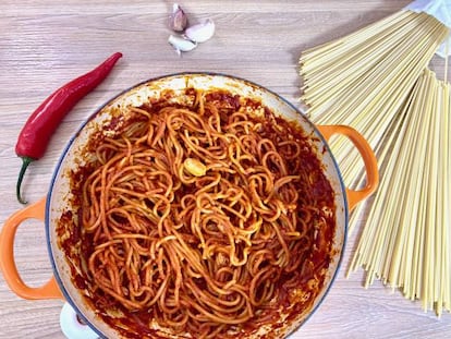 Espaguetis a la asesina: la receta de pasta que no se cuece en agua