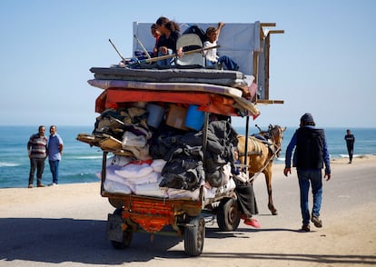 Palestinos huyen de Rafah, este jueves.