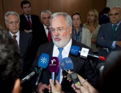 El ministro español de Agricultura, Miguel Arias Cañete (c), con representantes de las comunidades autónomas, en la Representación Permanente de España ante la UE. EFE/Archivo