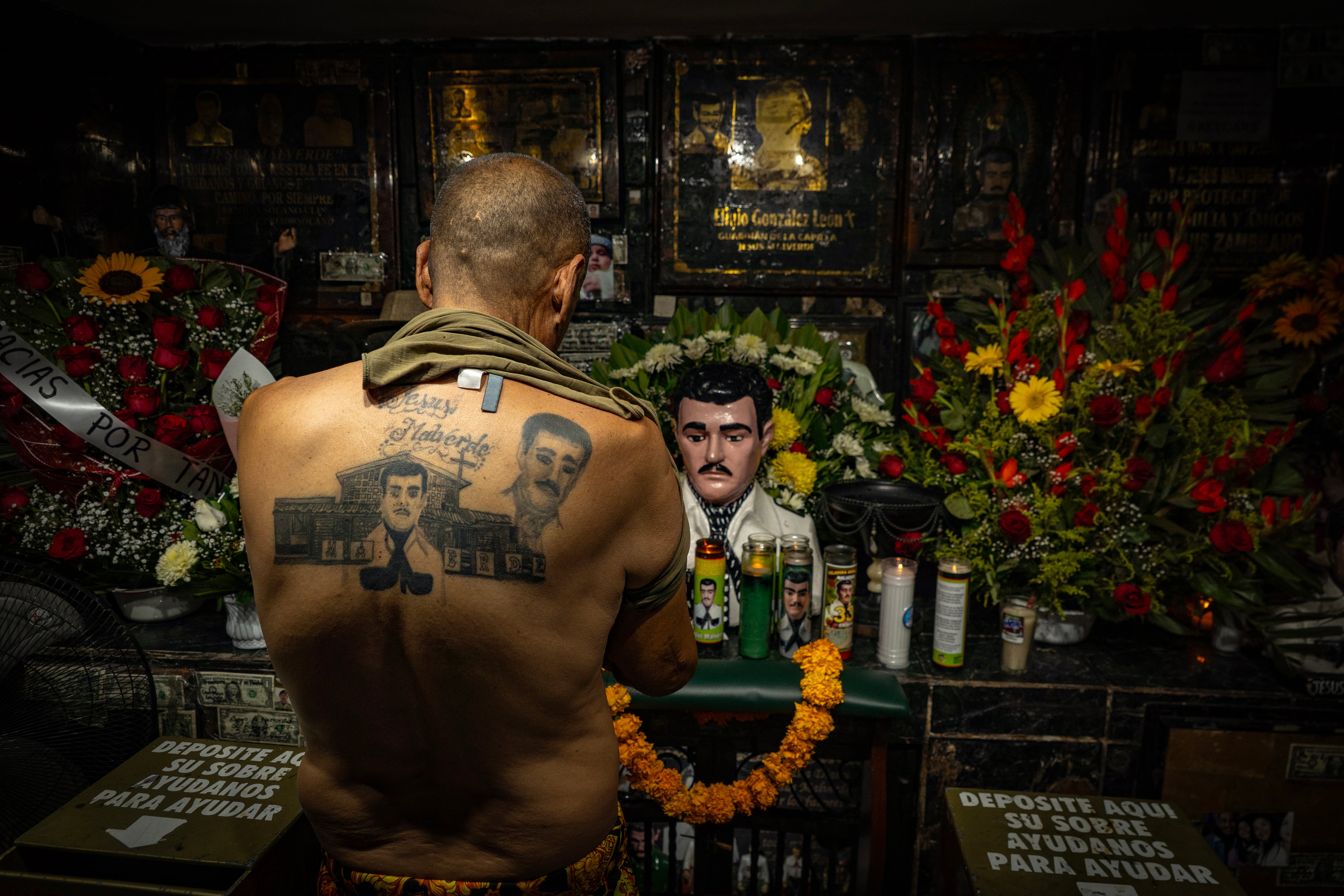 Un hombre reza en la Capilla de Malverde, en Culiacán.