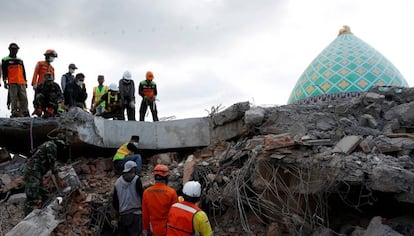 Equipos de rescate, en los restos de una mezquita. 