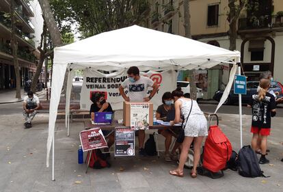 Una mujer vota el referéndum vecinal sobre el 22@ en uno de los puntos habilitados en Poblenou.