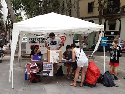 Una mujer vota el referéndum vecinal sobre el 22@ en uno de los puntos habilitados en Poblenou.