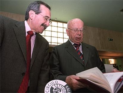 Gonzalo Rojas (a la derecha), con Virgilio Zapatero, rector de la Universidad de Alcalá de Henares.