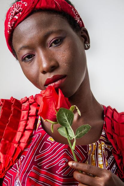 <p>“Desde el principio, la idea era llevar a estas mujeres a un estudio fotográfico, con maquillaje y la ropa de un estilista. Se trataba de crear un momento único, un poco excepcional con esta sesión realizada en condiciones profesionales, con el objetivo de ofrecerles otra visión de su cuerpo, su rostro y ellas mismas”, apunta el autor de los retratos. </p> <p> “Se les preguntó a las chicas si podían escribir algunas líneas en ellas, o en sus retratos, para acompañar estas imágenes y para tener una palabra de las amazonas. Estas palabras en movimiento son parte del proyecto, tanto como las fotografías”, relata el fotógrafo. Mineur (nombre ficticio, como todos los de las que participaron, que prefieren preservar su anonimato) cuenta su experiencia: “No pensaba que mi foto iba a ser tan bonita. En la forma en que estamos cambiando, no creía que todavía fuera una mujer hermosa. Estoy muy feliz”.</p>