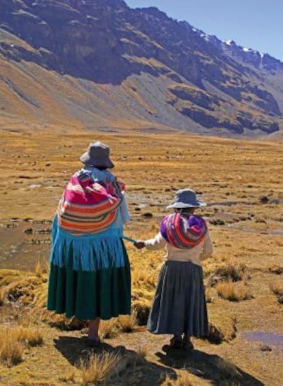 Una mujer y su hija llevan el traje tradicional boliviano.