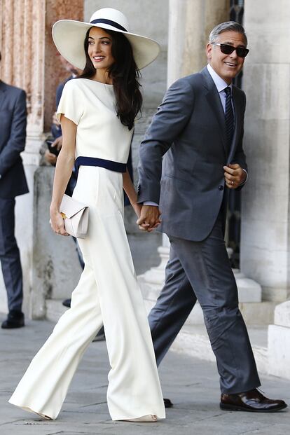 Amal Clooney eligió pamela en su enlace en uno de sus looks nupciales.
