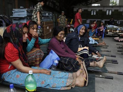 Víctimas del terremoto en el aeropuerto de Katmandú.