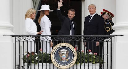 Macron saluda desde un balcón de la Casa Blanca. 