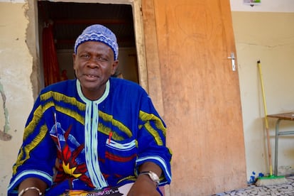 Victor Ndiaye, jefe de Mbodiène, en el porche de su casa.