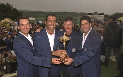 Los miembros del equipo europeo ( i-d) Ignacio Garrido, el capitán Seve Ballesteros, Miguel Jiménez y José María Olazábal celebran la victoria sobre EE.UU. en la Ryder Cup de 1997 en Valderrama