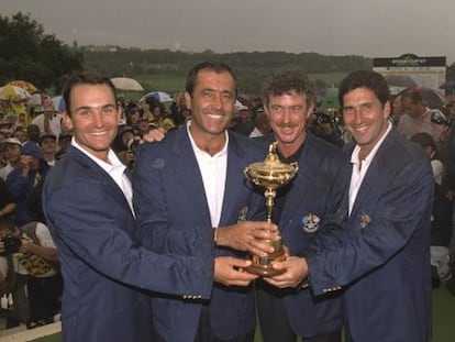 Los miembros del equipo europeo ( i-d) Ignacio Garrido, el capitán Seve Ballesteros, Miguel Jiménez y José María Olazábal celebran la victoria sobre EE.UU. en la Ryder Cup de 1997 en Valderrama