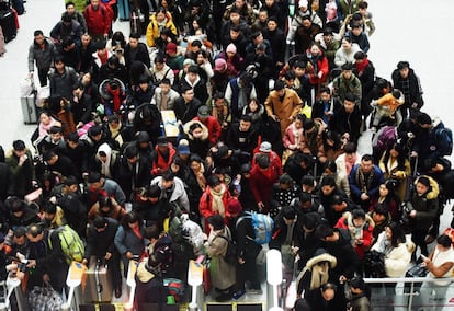 Centenares de pasajeros esperan junto a los tornos de entrada en la estación de tren de Hangzhou (China), el 1 de febrero de 2018.