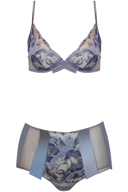 Por Mara Romero. Conjunto con estampado floral de inspiracin oriental en tonos azules y amarillos de La Perla (culotte 146 euros).