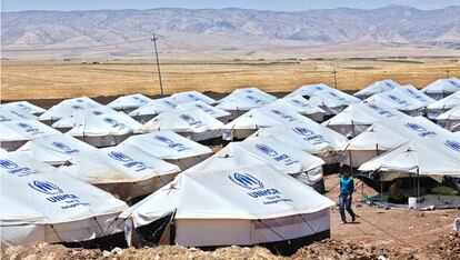 Cientos de tiendas en el campo de refugiados iraquí de Darmawa, en junio de 2014. La vivienda es un factor crítico que afecta a la supervivencia de las víctimas en las etapas iniciales de un desastre o de la huída por un conflicto. Aportan seguridad, protección frente al clima y resiliencia ante enfermedades. Además sostienen la vida familiar y comunitaria y permiten a las poblaciones afectadas por un desastre recuperarse con mayor rapidez.