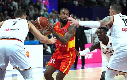 Lorenzo Brown trata de jugar el balón ante la defensa de Alemania.