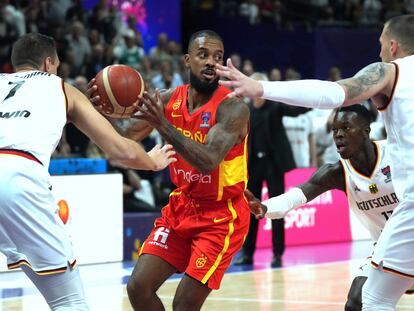 Lorenzo Brown trata de jugar el balón ante la defensa de Alemania.