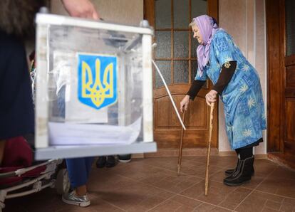 Una anciana, a su llegada a un colegio electoral en el pueblo de Shana (Ucrania).