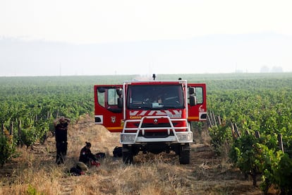 Un camión de bomberos es aparcado en un campo de cultivo, en el sur de Francia, este jueves.