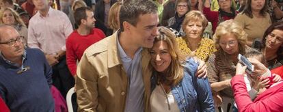 El secretario general del PSOE, Pedro S&aacute;nchez, junto a la presidenta de la Junta de Andaluc&iacute;a y l&iacute;der del PSOE andaluz, Susana D&iacute;az. 