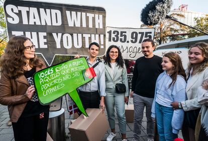 Activistas climáticos este miércoles a las puertas del Tribunal Europeo de Derechos Humanos, en Estrasburgo. 