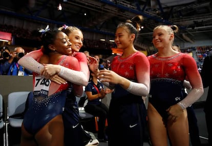 Simone Biles se abraza a Mykayla Skinner, la reserva de Estados Unidos, en presencia de Sunisa Lee y Jadey Carey. 