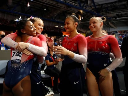 Simone Biles se abraza a Mykayla Skinner, la reserva de Estados Unidos, en presencia de Sunisa Lee y Jadey Carey. 